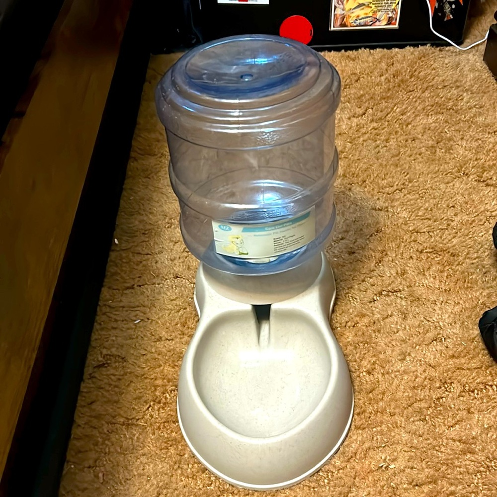 Automatic pet feeder for food or water